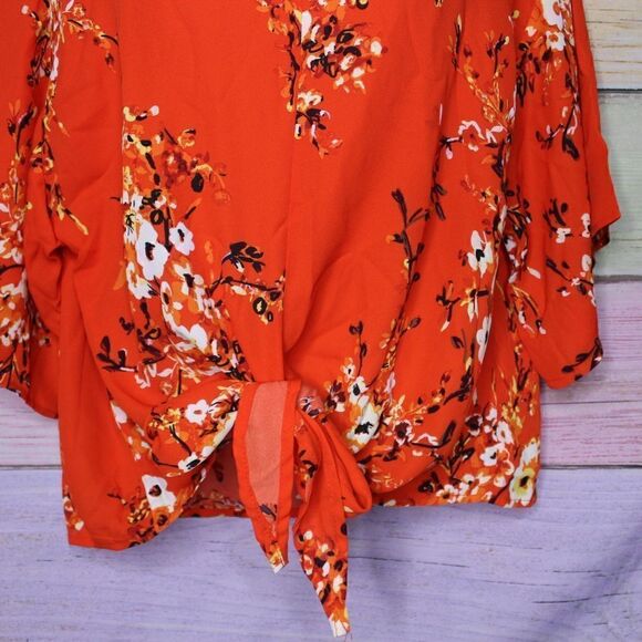Women's Loose Fit V Neck Floral Top Medium - Picture 3 of 5